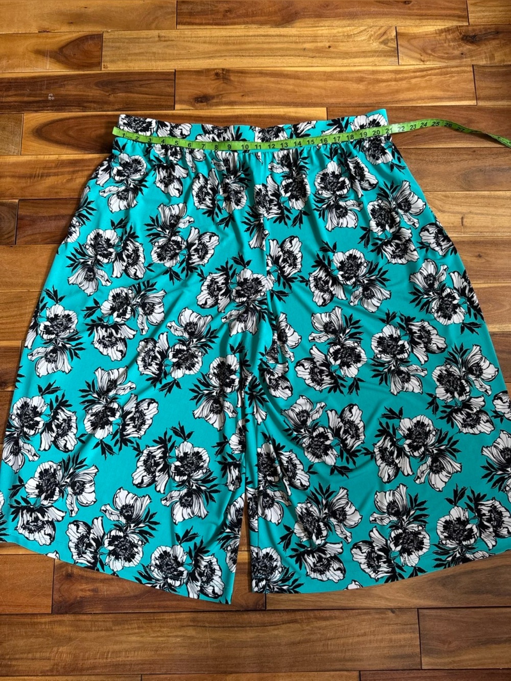 LANE BRYANT 22/24 ✨ plus size gaucho capri floral bottoms stretch waist EUC - Picture 3 of 3